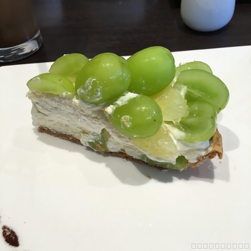 軽井沢のカフェでケーキを食べる