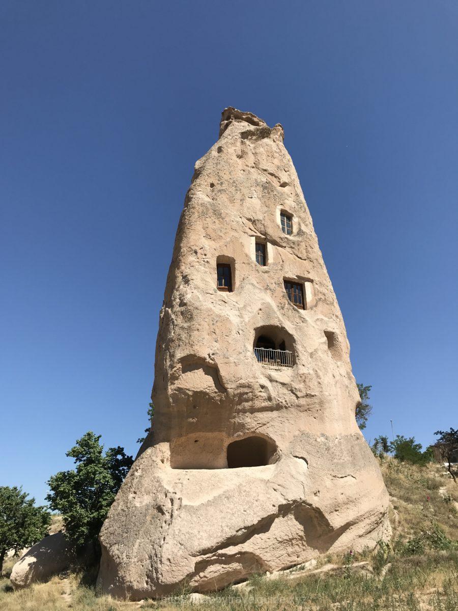 岩をくり抜いた家