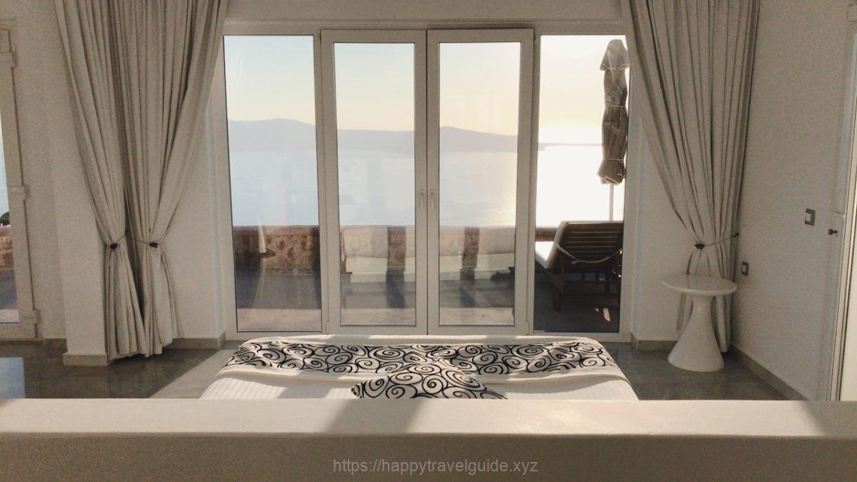 Anastasis Apartmentsの大きな窓からの眺め