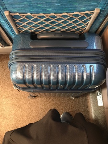 新幹線でスーツケースを置いてみた